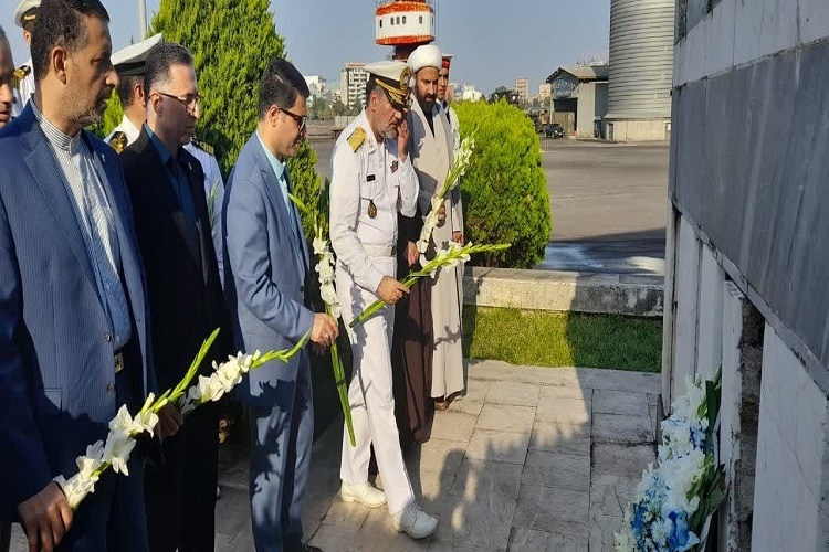 گلباران آرامگاه شهید «یدالله بایندُر» در بندر انزلی گلباران آرامگاه شهید «یدالله بایندُر» در بندر انزلی