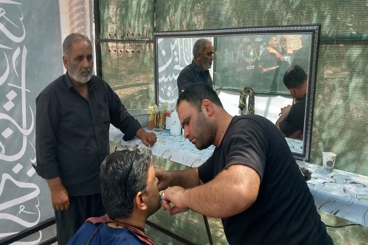 عکس | خدمت‌رسانی به زوار در ایستگاه صلواتی سردار شهید قهاری سعید اسدآباد
