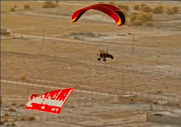 فیلم | برافراشتن پرچم «لبیک یا حسین(ع)» بر سر زائران اربعین