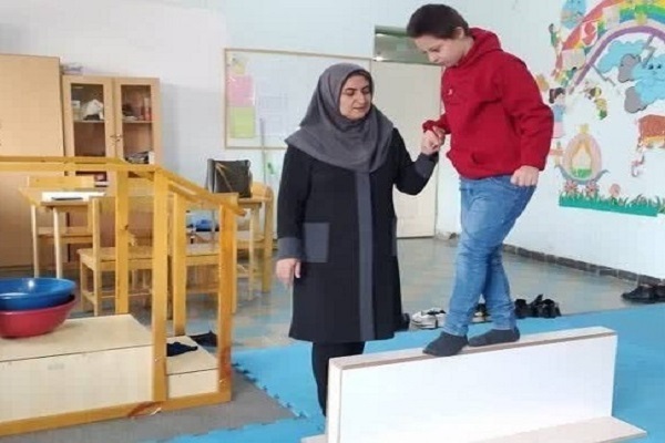 دانش‌آموز با نیاز ویژه کردستانی
