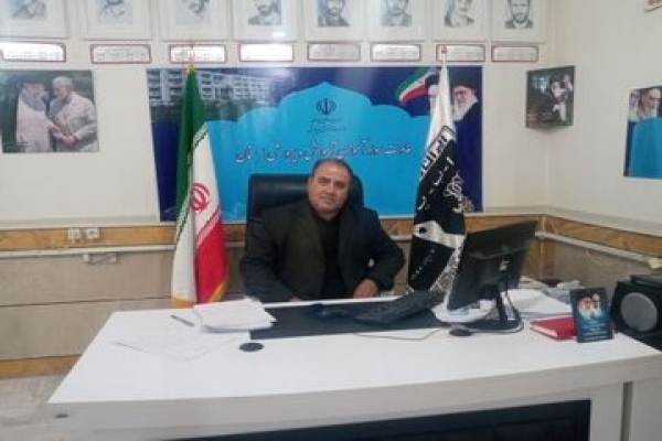 منصور بازگیر، معاون سوادآموزی اداره کل آموزش و پرورش استان لرستان در گفت‌وگو با ایکنا از لرستان، در تشریح فعالیت‌های برنامه‌های حوزه سوادآموزی استان گفت: این برنامه‌ها در دو محور اساسی شامل برنامه‌های آموزشی و برنامه‌های مکمل اجرا می‌‏شوند.  وی افزود: در راستای تحقق برنامه‌های آموزشی برای سال‌تحصیلی آینده طبق برنامه‌ریزی انجام شده جمعیت بی‌سواد و کم‌سواد هدف در لرستان 11هزار و 800 نفر برآورد شده که از این آمار تعداد 700 نفر خاص توسعه سواد زنان عشایری طرح ریاست جمهوری و 97 نفر خاص ندامتگاه‌های استان است که با همت  دست‌اندرکار شناسایی، جذب و آموزش‌های لازم برای جامعه هدف ارائه خواهد شد .  معاون سوادآموزی اداره کل آموزش و پرورش لرستان با اشاره به برخی از برنامه‌های مکمل دوره‌های سوادآموزی اظهار کرد: در طرح «نماز کلید بهشت» شش هزار و هفت نفر، در طرح خواندن با خانواده دو هزار و 381 نفر و در طرح آموزش رایانه حداقل 150 نفر از برنامه‌های مکمل حوزه سوادآموزی بهره‌مند خواهند شد.  وی با اعلام اینکه دستورالعمل کلاس‌گذاری سال‌تحصیلی جاری ابلاغ گردیده است از همه‌ آموزش دهنده‌ها و معلمین شاغل و بازنشسته دعوت کرد که با هماهنگی سوادآموزی نواحی و مناطق نسبت به تشکیل کلاس و آموزش بی‌سوادان و کم‌سوادان اقدام نموده تا ضمن ادای دین نسبت به هم استانی‌ها در آینده نزدیک شاهد برگزاری جشن پایان بی‌سوادی در استان باشیم.