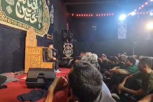 تلاوت حافظ نوجوان عضو مهد قرآن اراک در مواکب پیاده‌روی اربعین + فیلم