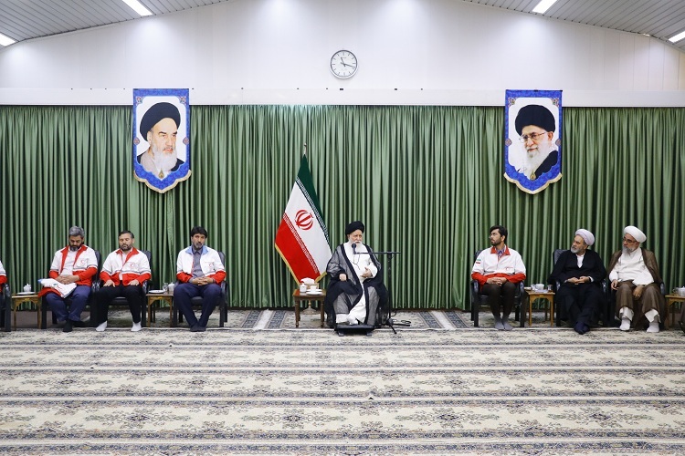 آیت‌الله سید احمد علم‌الهدی در دیدار با مدیرعامل جمعیت هلال‌احمر استان و جمعی از معاونان و امدادگران فعال