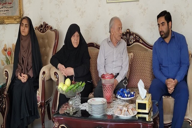 دیدار با خانواده شهید حسین شکرائیان