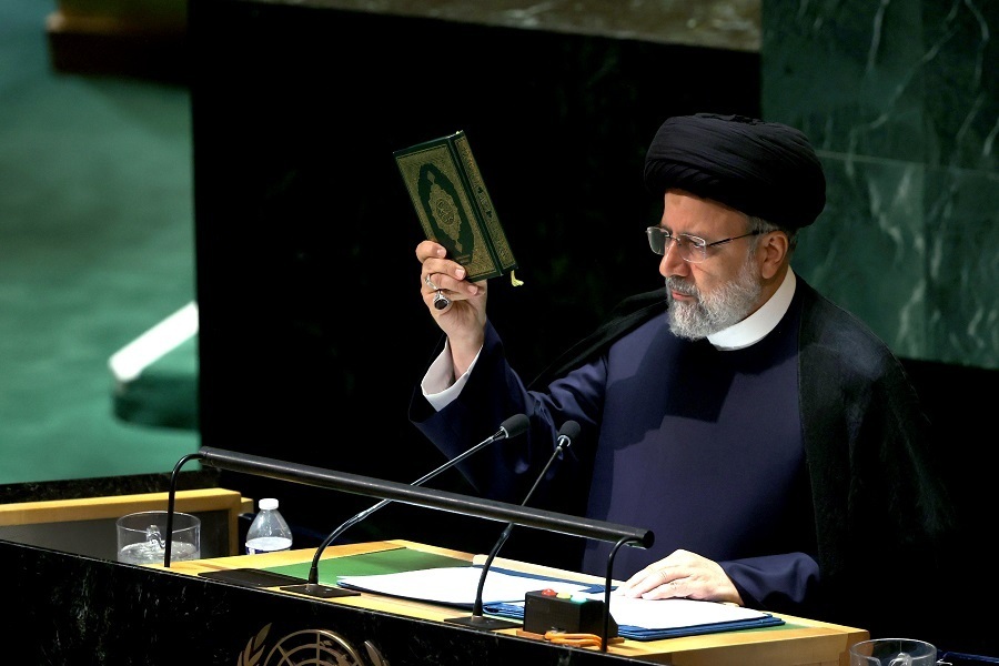 قرآن در دست رئیس‌جمهوری ایران