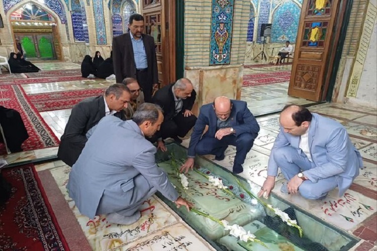 ادای احترام حسن مسلمی نائینی رئیس جهاددانشگاهی کشور به شهدای سمنان ادای احترام حسن مسلمی نائینی رئیس جهاددانشگاهی کشور به شهدای سمنان