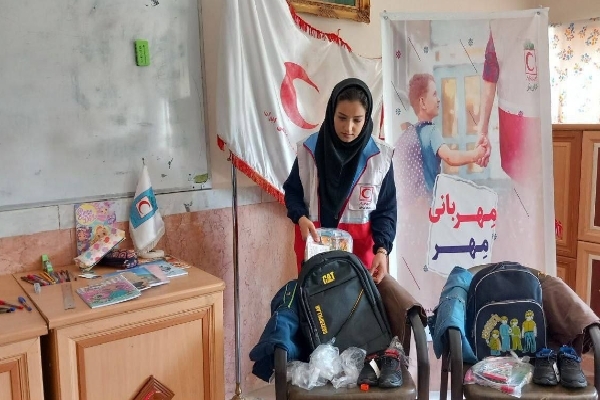 اهدای نوشت‌افزار به دانش‌آموزان کم‌برخوردار آذربایجان غربی