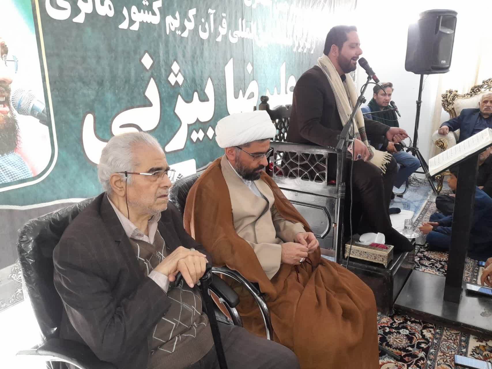 تجلیل از قاری برتر مسابقات بینالمللی قرآن کریم کشور مالزی در مشهد تجلیل از قاری برتر مسابقات بینالمللی قرآن کریم کشور مالزی در مشهد