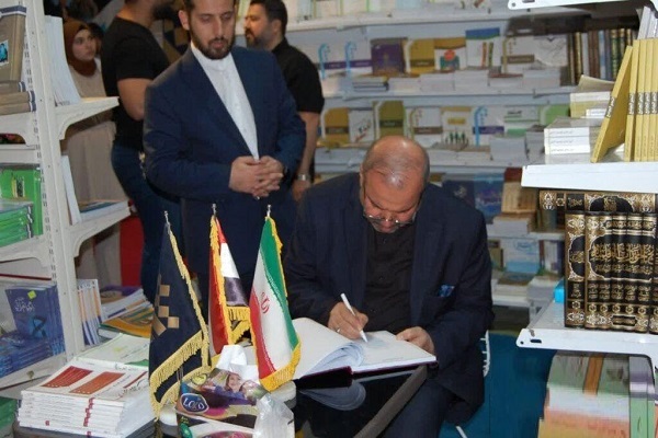 بازدید سفیر ایران از غرفه جامعه المصطفی در نمایشگاه کتاب بغداد