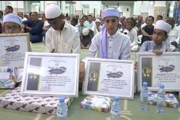تجلیل از نوجوانان حافظ قرآن در مراسم جشن میلاد نبی اکرم(ص) در الجزایر/آماده