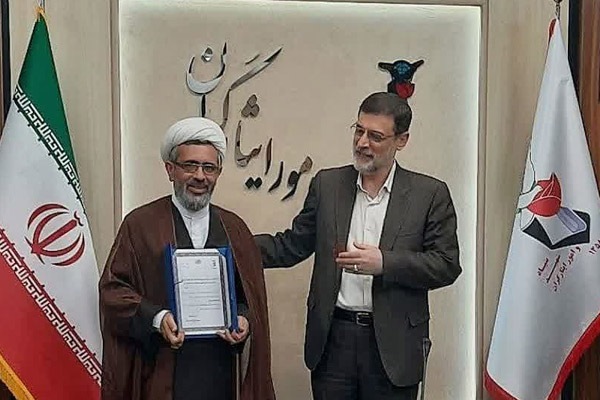 تجلیل از مدیرکل بنیاد شهید لرستان