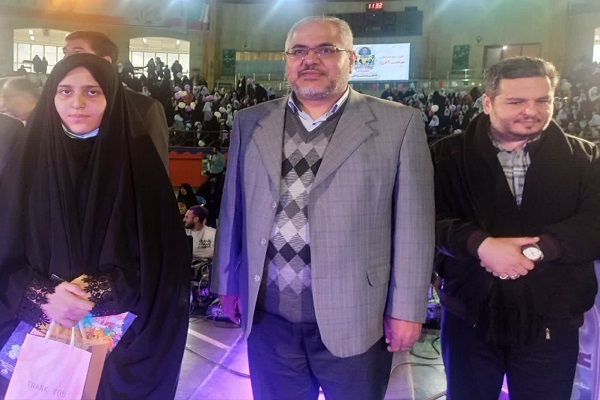 «مبینا دولتیاری» دانش‌آموز 15 ساله حافظ قرآن