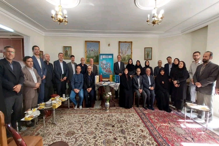 رونمایی از پوستر هفته کتاب در منزل نویسنده همدانی