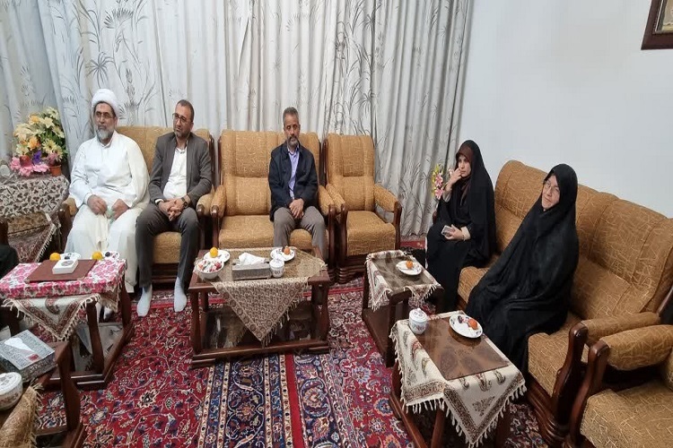 دیدار حجت الاسلام علیزاده مدیر کل اوقاف سمنان با خانواده شهدا و جانبازسمنانی دیدار حجت الاسلام علیزاده مدیر کل اوقاف سمنان با خانواده شهدا و جانبازسمنانی