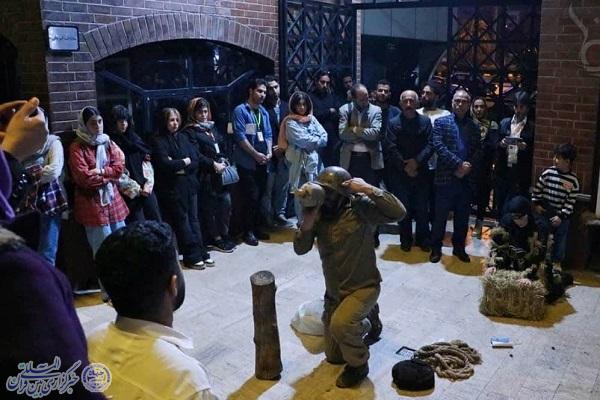 نمایش خیابانی «مغزهای کادوپیچ شده»