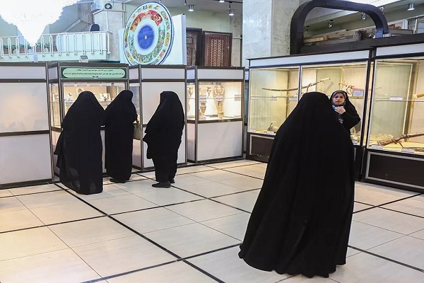 بازدید دختران از موزه فاطمی