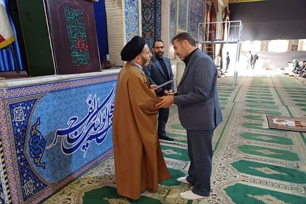 تجلیل از خانواده‌های دو شهید لرستانی