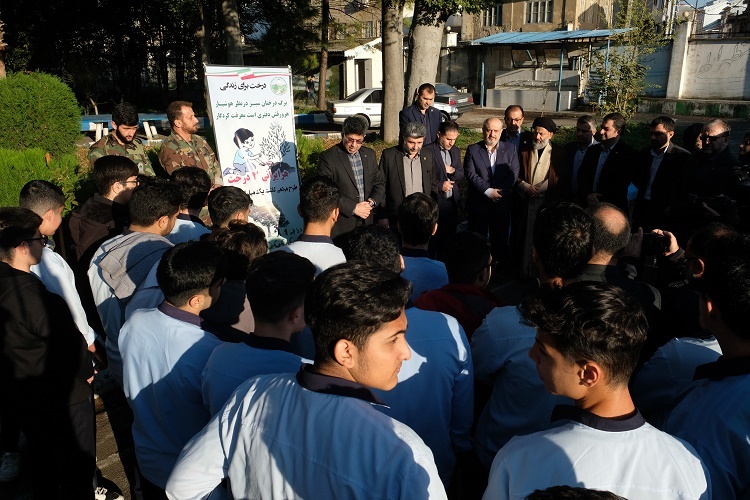 کاشت نهال در دبیرستان شهید بهشتی رشت کاشت نهال در دبیرستان شهید بهشتی رشت