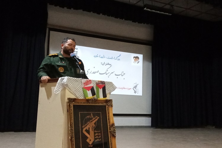 سرهنگ صفدری، مسئول بسیج اقشار و متخصصین سپاه عاشورا سرهنگ صفدری، مسئول بسیج اقشار و متخصصین سپاه عاشورا