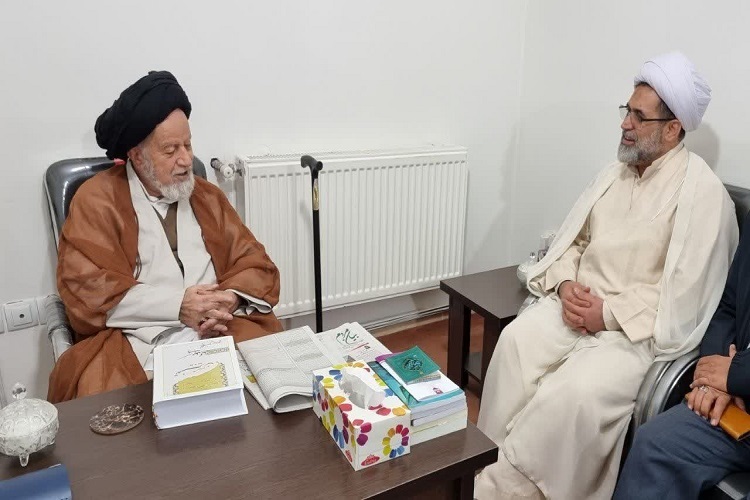 دیدار آیت الله شاهچراغی نماینده مردم سمنان در مجلس خبرگان رهبری با مدیر کا اوقاف سمنان
