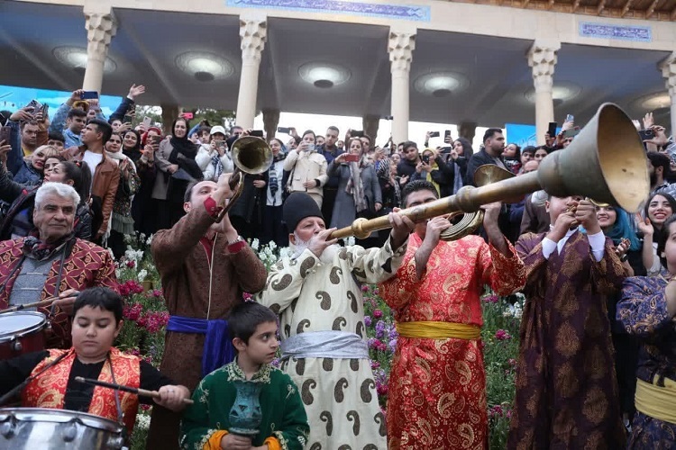 جشن مردمی در حافظیه