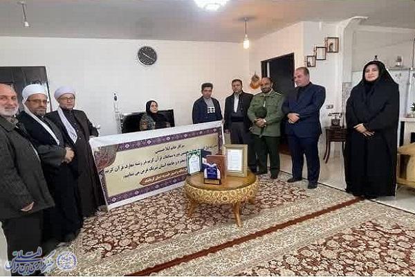 تجلیل از بانوی کرمانشاهی برگزیده مسابقات سراسری قرآن