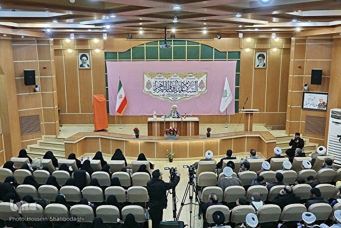 حوزه‌های علمیه به سنت‌های اصیل خود پایبند باشند