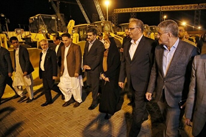 بازدید وزیر راه و شهرسازی از ماشین‌آلات سنگین راهداری در بدو ورود به چابهار