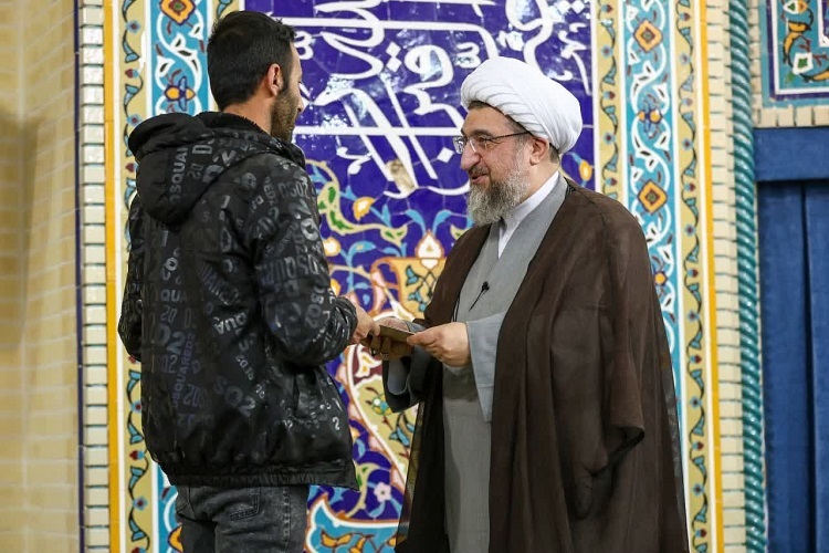 تجلیل از خانواده‌های چهارفرزندی در نماز جمعه تبریز + عکس