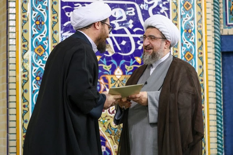 تجلیل از خانواده‌های چهارفرزندی در نماز جمعه تبریز + عکس