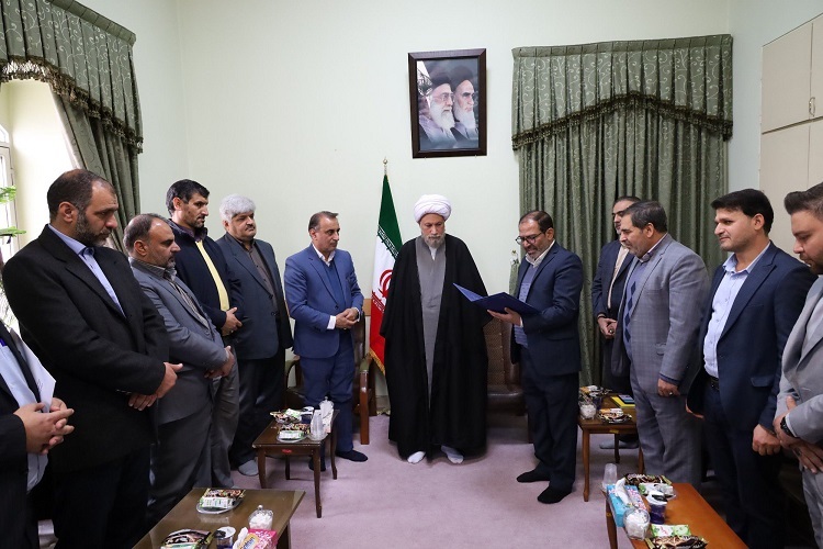 دیدار کارکنان گزینش آموزش و پرورش فارس با امام جمعه شیراز