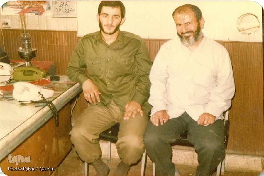حاج رضا در کنار رزمندگان