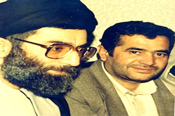 استاد پرورش در کنار آیت‌الله خامنه‌ای