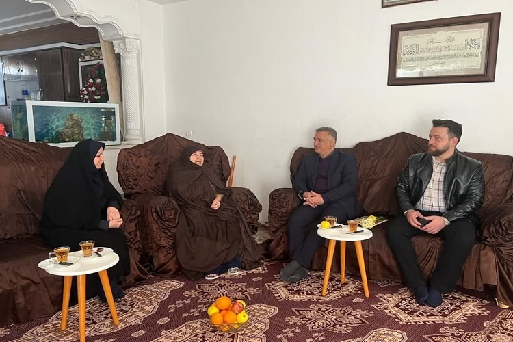 دیدار مشاور شهردار شیراز با خانواده شهدا