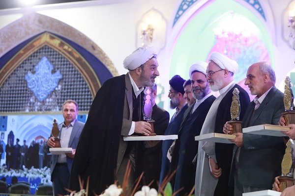 ۸ پیشکسوت قرآنی مشهد تجلیل شدند