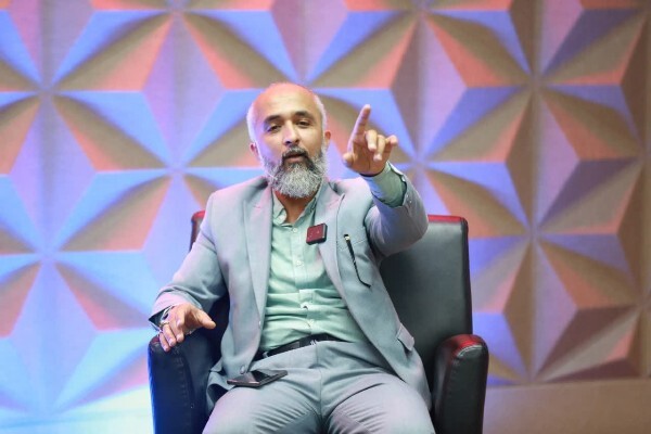 حنظله تاج الدینی، مستندساز و منتقد فیلم