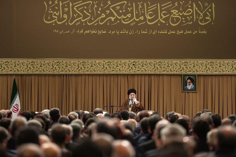 رهبر معظم انقلاب در دیدار صدها نفر از کارآفرینان، سرمایهگذاران و فعالان اقتصادی رهبر معظم انقلاب در دیدار صدها نفر از کارآفرینان، سرمایهگذاران و فعالان اقتصادی