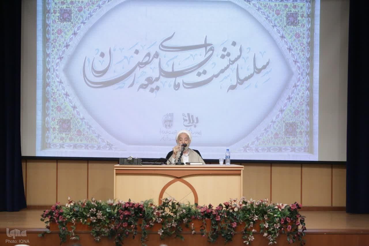 محسن قرائتی، مفسر قرآن کریم و رئیس ستاد اقامه نماز