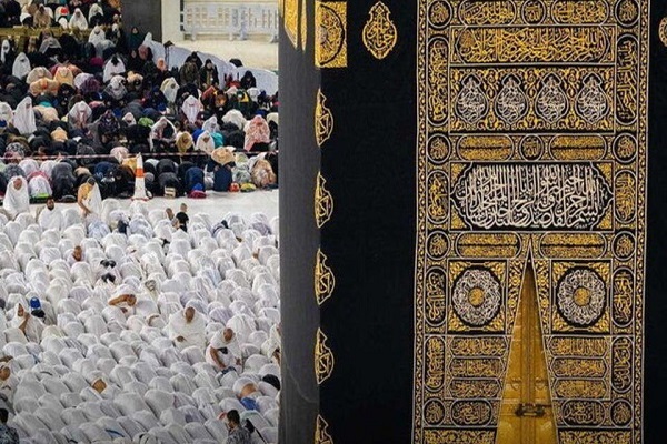 پنج شنبه/ اصل عمره و حج را قربانی فرع سوغات و ولیمه نکنیم