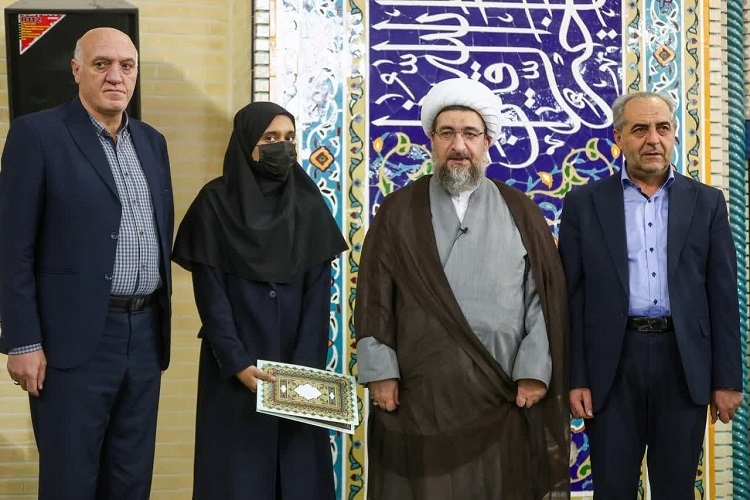 تجلیل از خانواده‌های چهارفرزندی در نماز جمعه تبریز + عکس