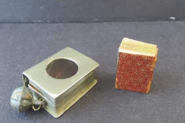 فیلم | نسخه کوچک قدیمی قرآن با قاب منحصر به‌فرد