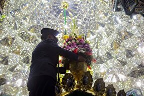 عکس | گل‌آرایی ضریح مطهر حرم حضرت معصومه(س) در روز عید مبعث