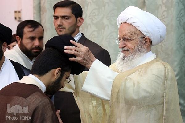 آیین عمامه گذاری جمعی از طلاب در بیوت مراجع و علمای قم برگزار شد