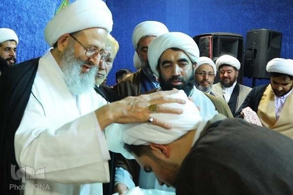 آیین عمامه گذاری جمعی از طلاب در بیوت مراجع و علمای قم برگزار شد