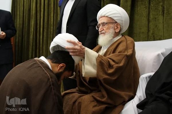آیین عمامه گذاری جمعی از طلاب در بیوت مراجع و علمای قم برگزار شد