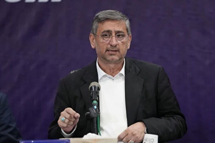 مشکلات اقتصادی با شعار و نشستن پشت میز حل نمی‌شود