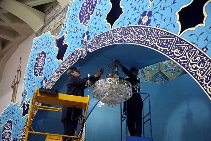 عکس | تلاش خادمان حرم بانوی کرامت برای میزبانی از مهمانان ماه خدا