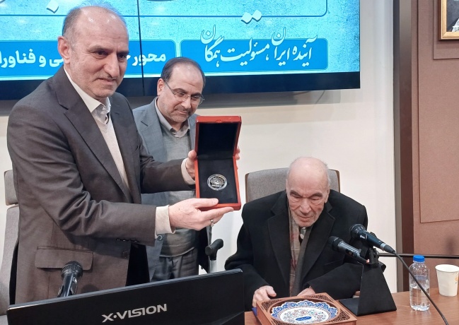 دانشگاه تهران یکی از آموزگاران اصلی من بوده است 