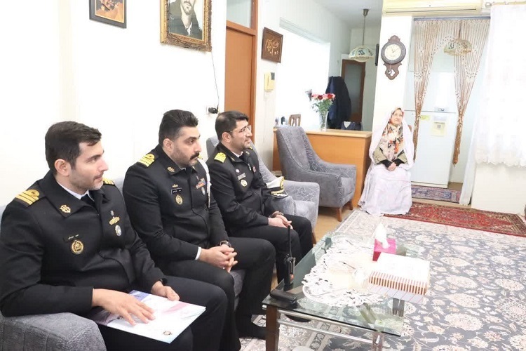 دیدار جمعی از فرماندهان نیروی دریایی رشت با خانواده شهید یوسفی