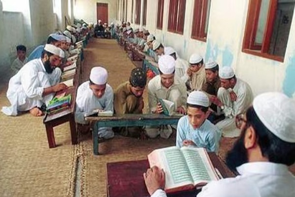 خشم مسلمانان هندی از تعطیلی ۱۲ مدرسه اسلامی